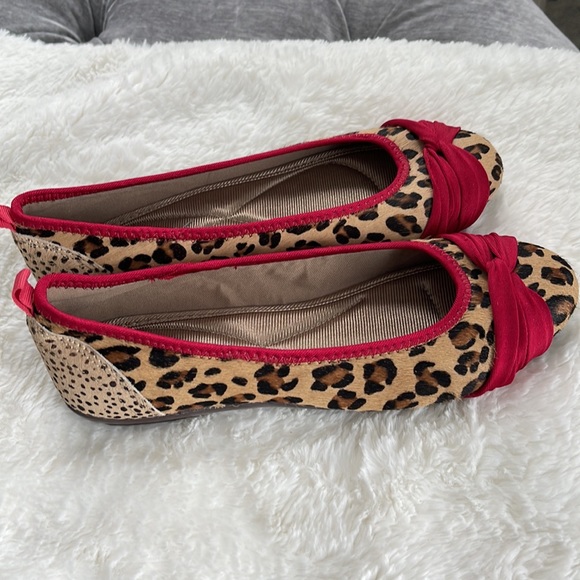 DKNY Leopard Ballerina Flats with Red Trim - Picture 3 of 7